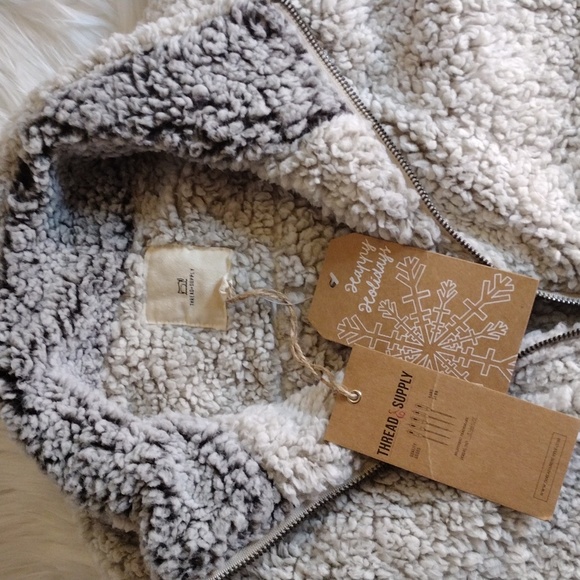 Thread & Supply furry fleece vest sz L beige/cream color - Picture 2 of 11
